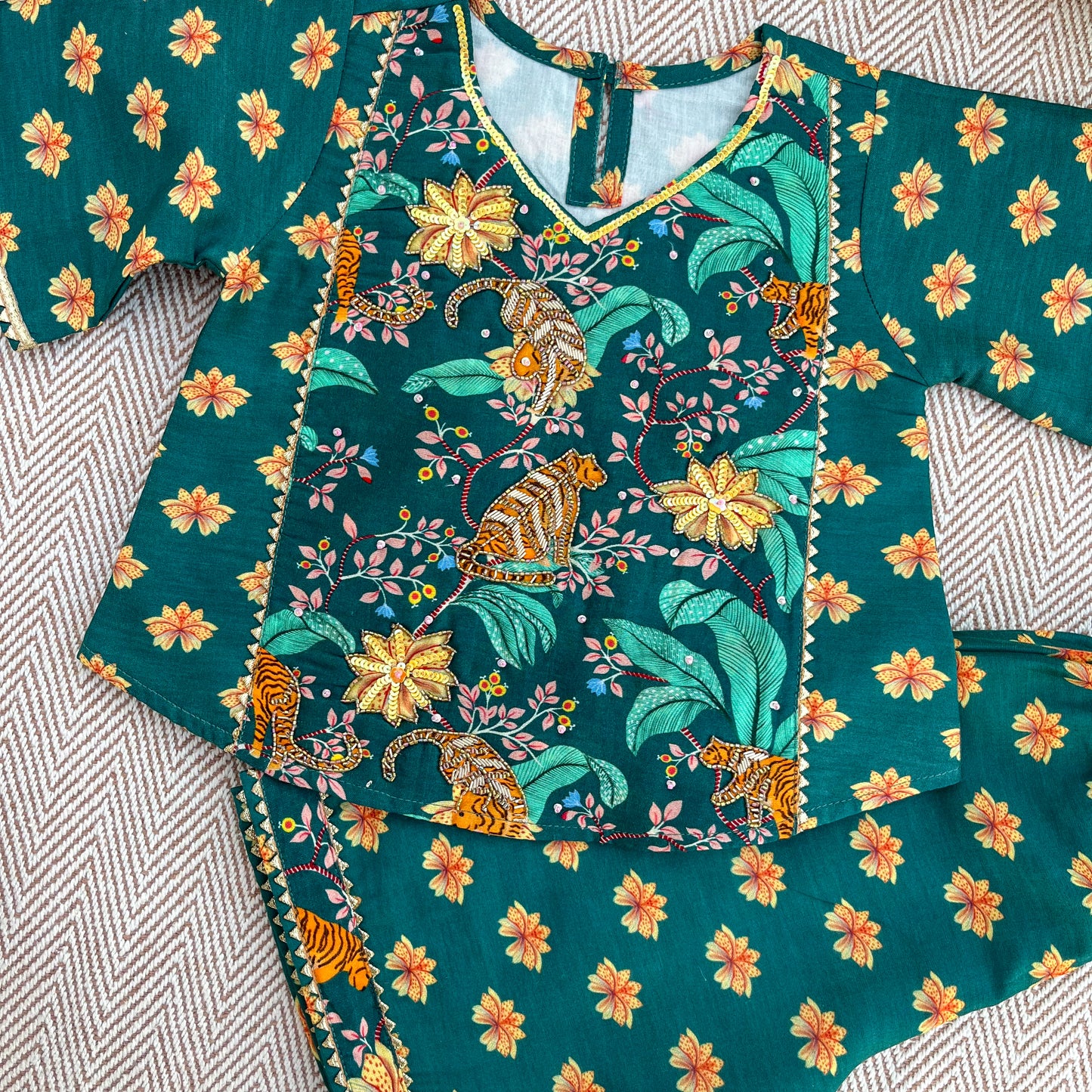 Chanderi "Bhaagh ki kahaani" Kurta set for Girls